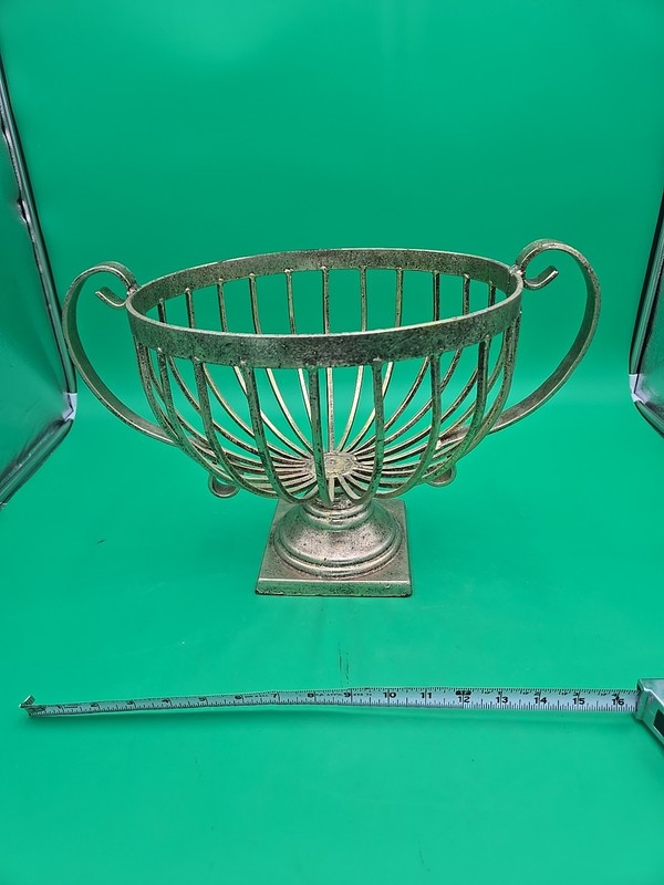 Cast Metal Metallic Gold Classic Design Centerpiece Open Fruit Bowl 8 Pounds