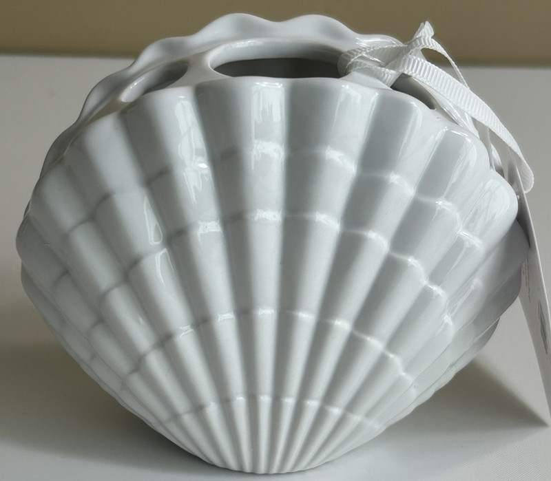 NEW with Tags - Lilly Pulitzer Ceramic Small Shell BUD VASE White - O1 gallery