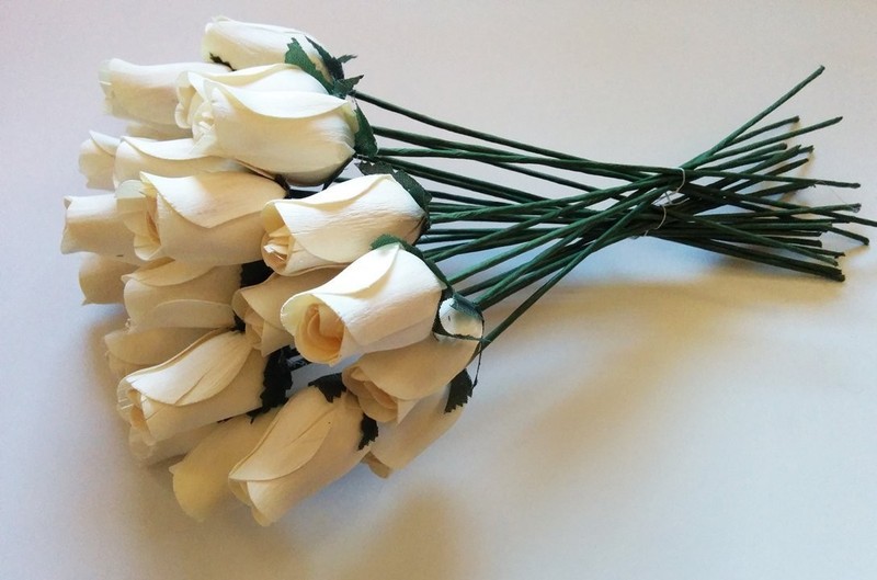 Aariel’s Attic 24 Beautiful Realistic Ivory White Wooden Roses