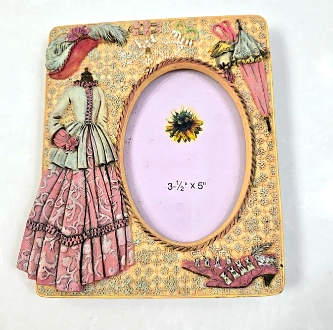 Victorian Style Photo Frame Holds 3,5 X 5” Picture 3D Resin 7″ x 6″