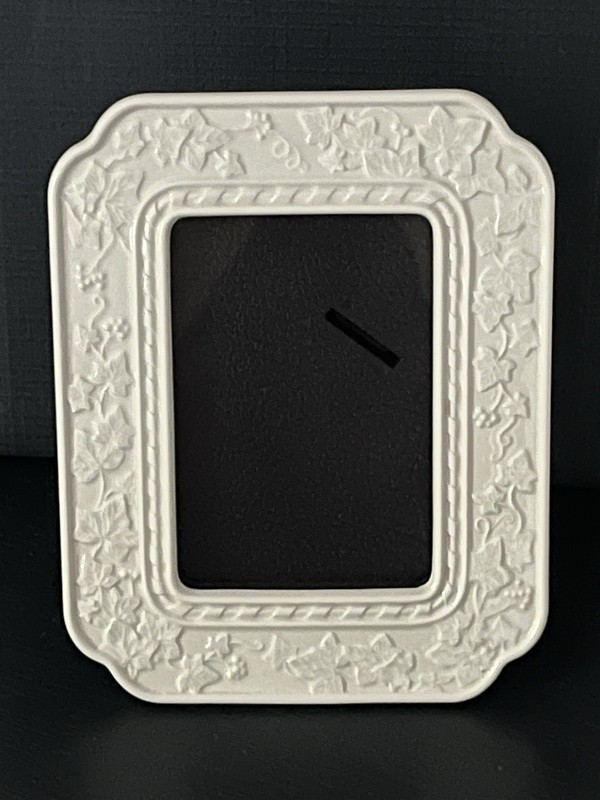 Wedgwood Fine Earthenware 3.5″ x 5″ Free Standing Photo Picture Frame White Ivy