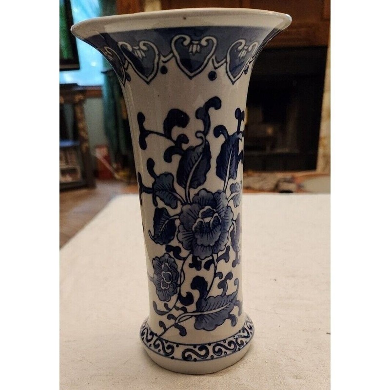 Vintage Hand-Painted Blue and White Vase: Artistry Captured
