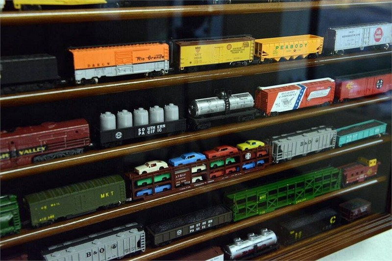 Train Display Case N Scale 7 Shelves Walnut Cabinet Railroad Car Locomotive Rack gallery