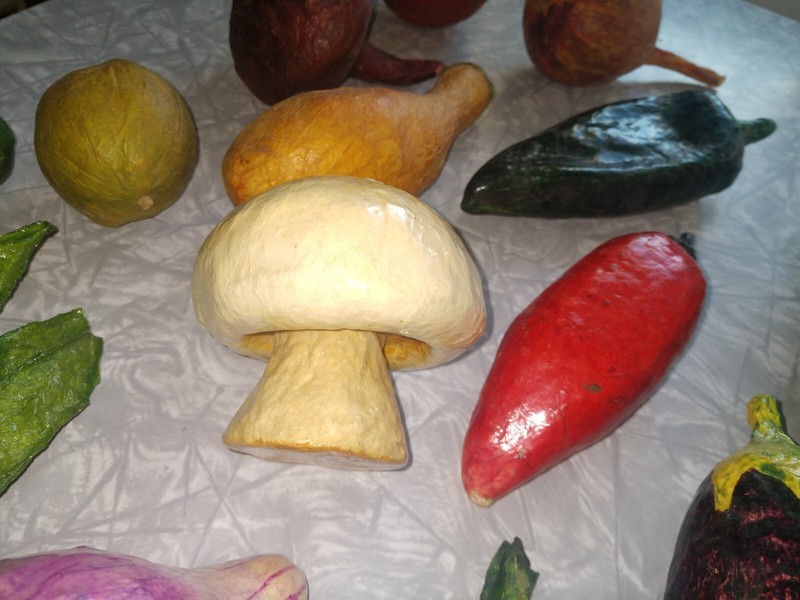 Lot of 15 Vintage Paper Mache Fruit & Veggie Mexican Folk Art Kitchen Home Decor gallery