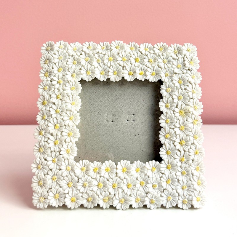 Textured Daisy Border Frame for 3.5x3.5in Photo