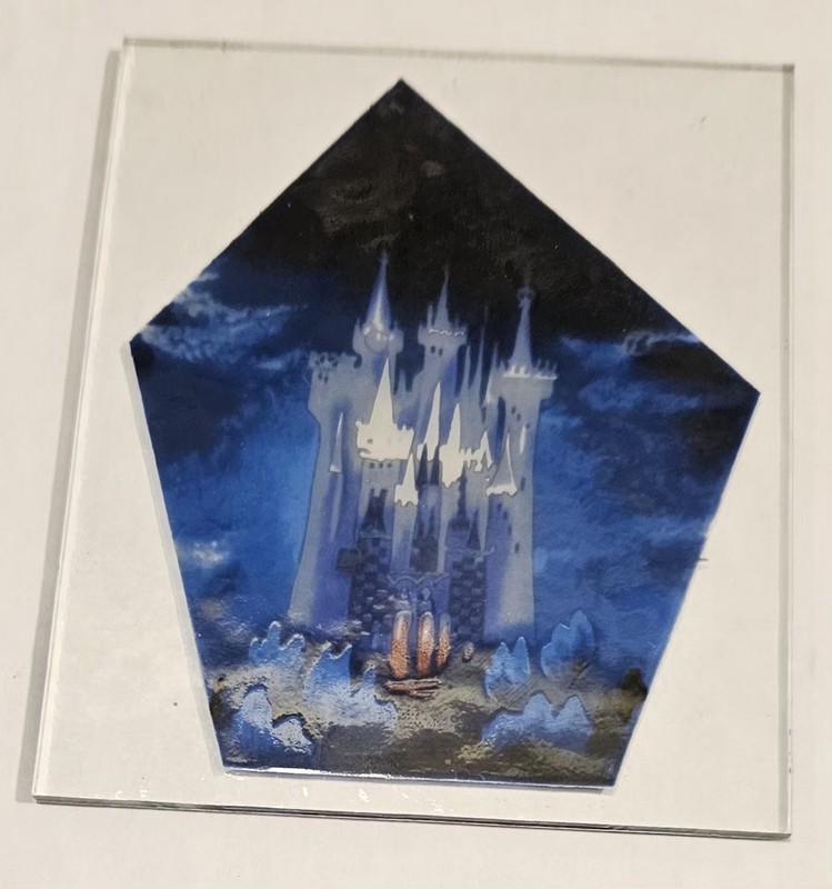 NEW GLASSMASTERS 4-1/2″ X 5-1/2″ DISNEYS DISNEY CASTLE SUNCATCHER