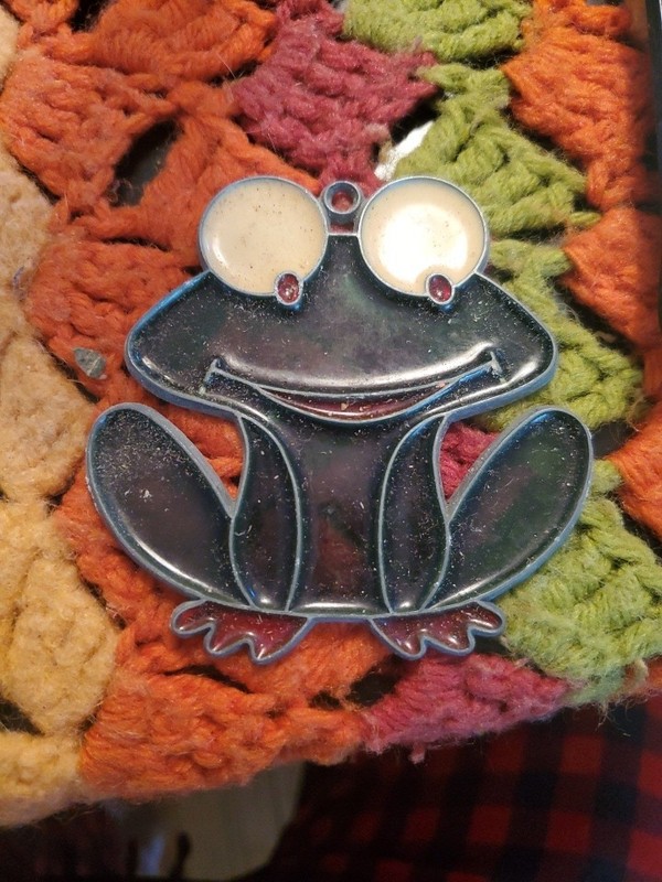 Vtg 1970s to 1980s Green Stained Glass Frog Suncatcher 3.5 in by 3.5 in