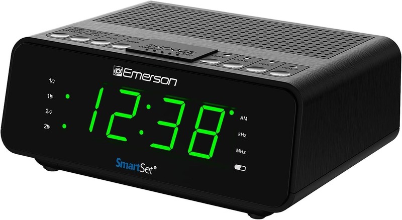 Emerson SmartSet Alarm Clock Radio with AM/FM Radio, Dimmer, Sleep Timer and .9″