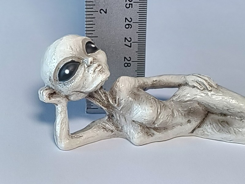 Sexy Alien 6″ Lying Extraterrestrial Resin Figure gallery