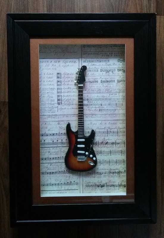 Fender Mini Guitar Shadowbox Wall Hanging Art 15 1/2″ x 9 1/2″ JP5000S