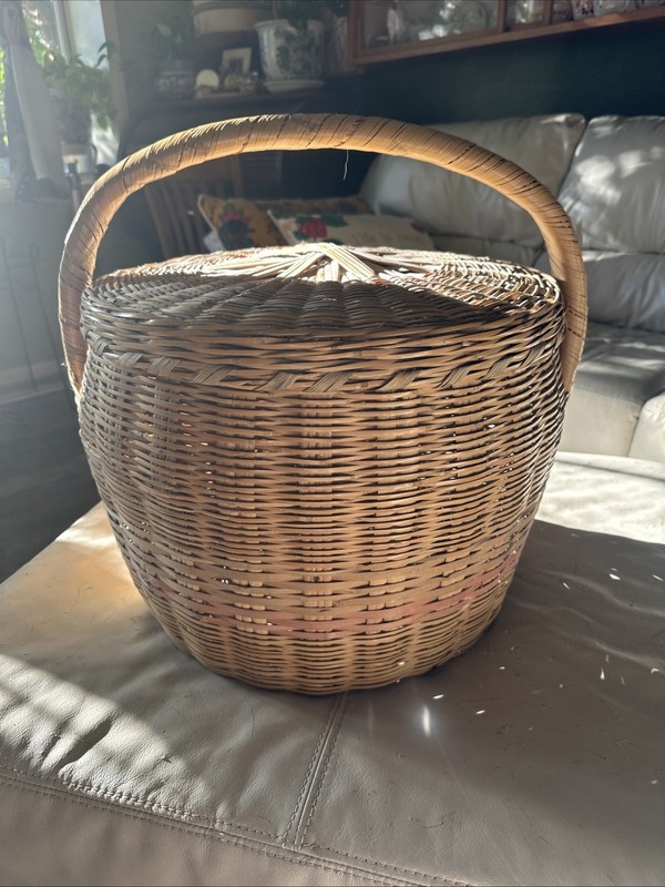 XL Vintage Wicker Basket with Lid & Handle – Large Round Lidded Storage Hamper