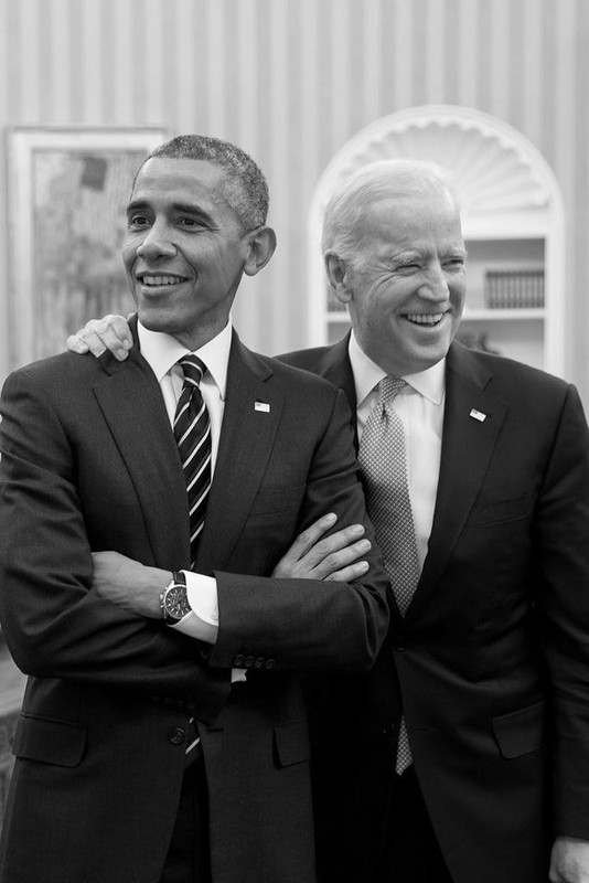 President Barack Obama Joe Biden Laughing Oval Art Print Poster 16×24
