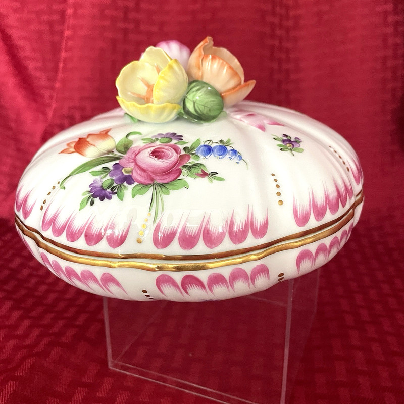 HEREND COVERED TRINKET/CANDY DISH WITH FLORAL FINIAL #6170 gallery