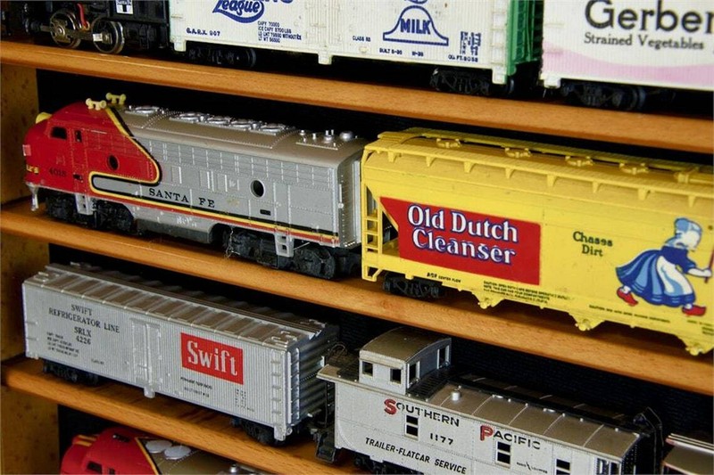 Train Display Case HO Scale Walnut Cabinet Railroad Car Locomotive Wood US Frame gallery