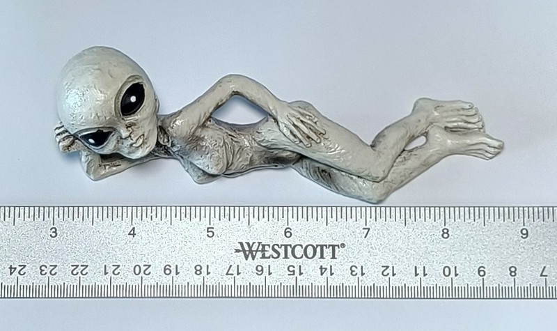 Sexy Alien 6″ Lying Extraterrestrial Resin Figure gallery