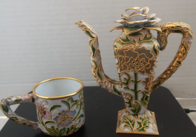 Porcelain Enamel Decor Set – Gold Trim Floral Cup & Lidded Pot with Rose Lid