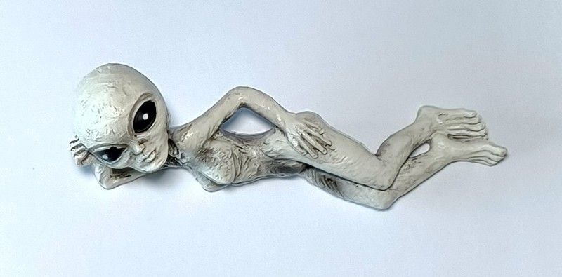 Sexy Alien 6″ Lying Extraterrestrial Resin Figure gallery