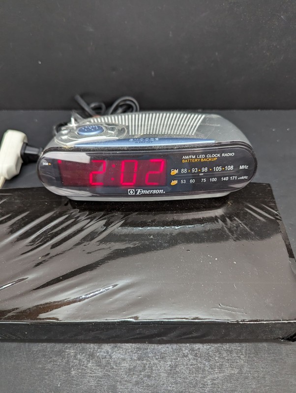 Emerson Model No CK5029 AM FM Clock Radio Battery Not Included