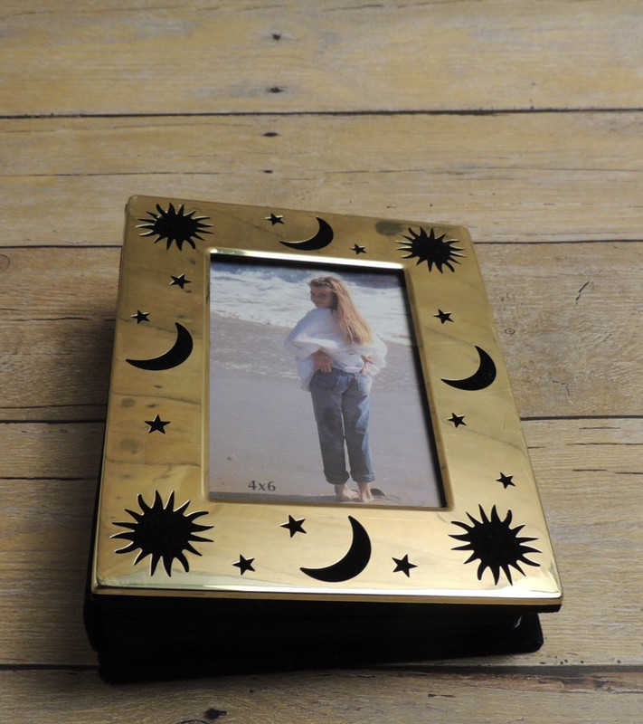 Vintage 1990s Celestial Sun Moon and Stars Gold Tone Framed 4×6 Photo Album Read